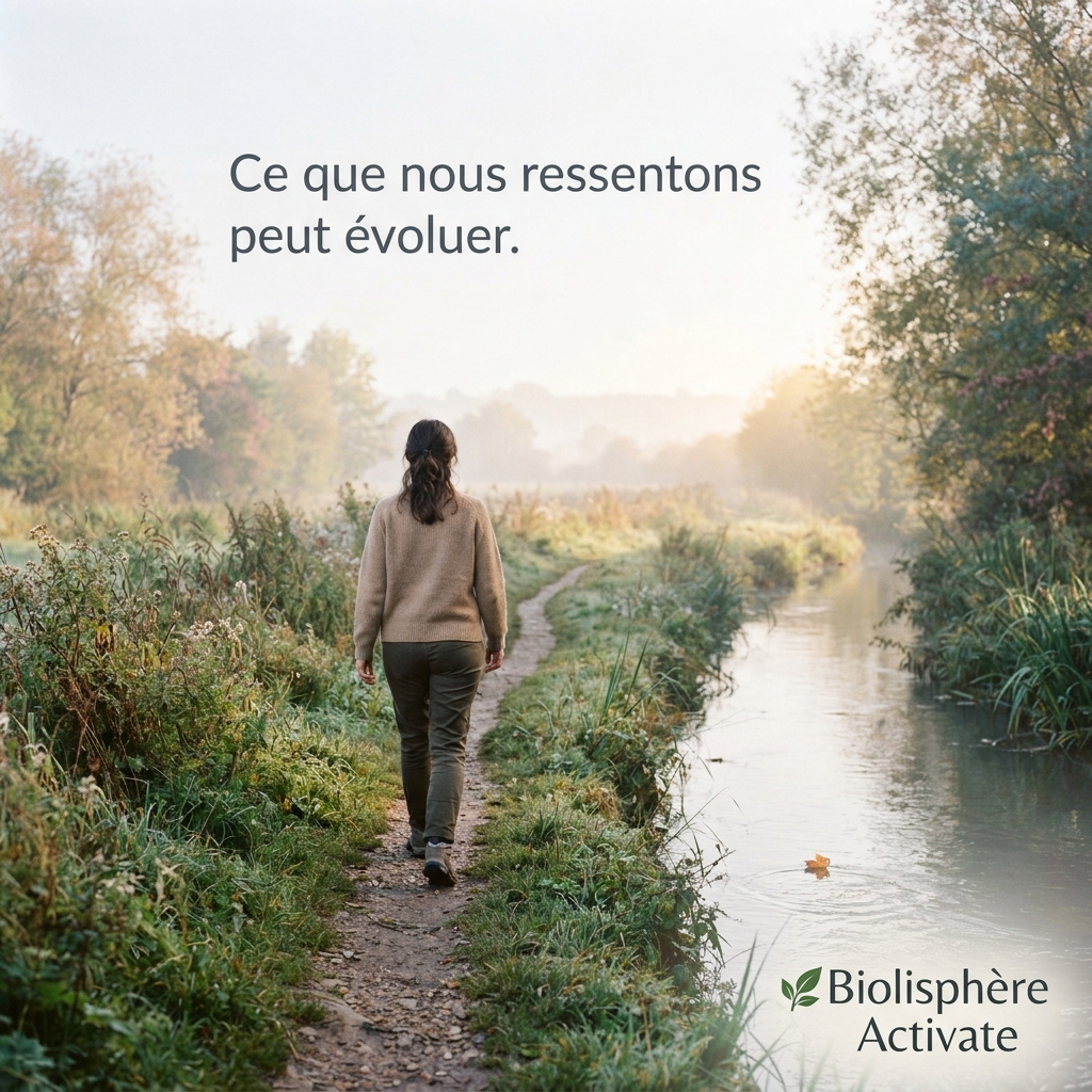 Je préfère cet ALT à quelque chose de trop descriptif du type « femme marchant près d’une rivière », parce que l’image sert réellement à illustrer ton sujet.